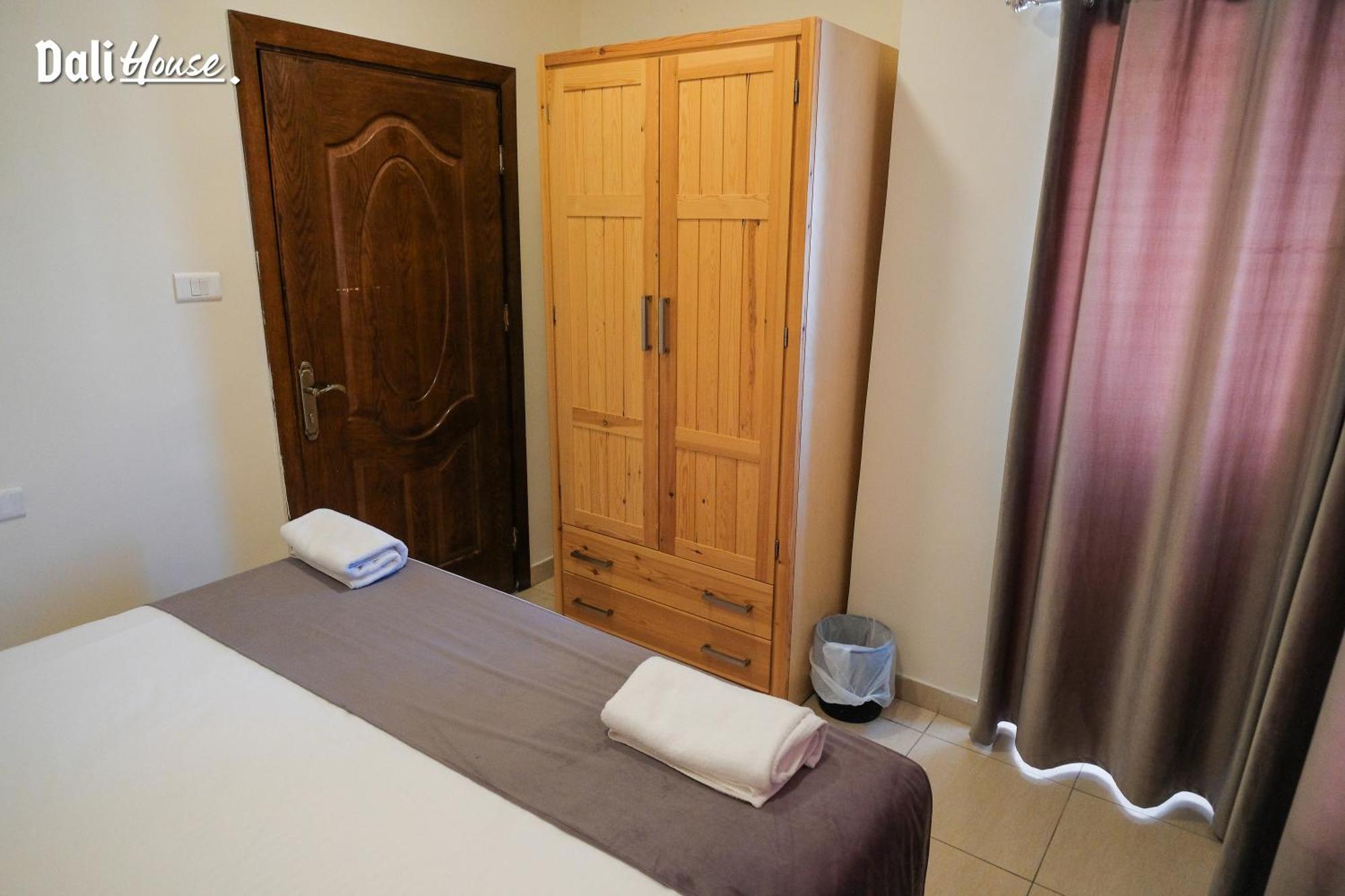 Dali House 3*