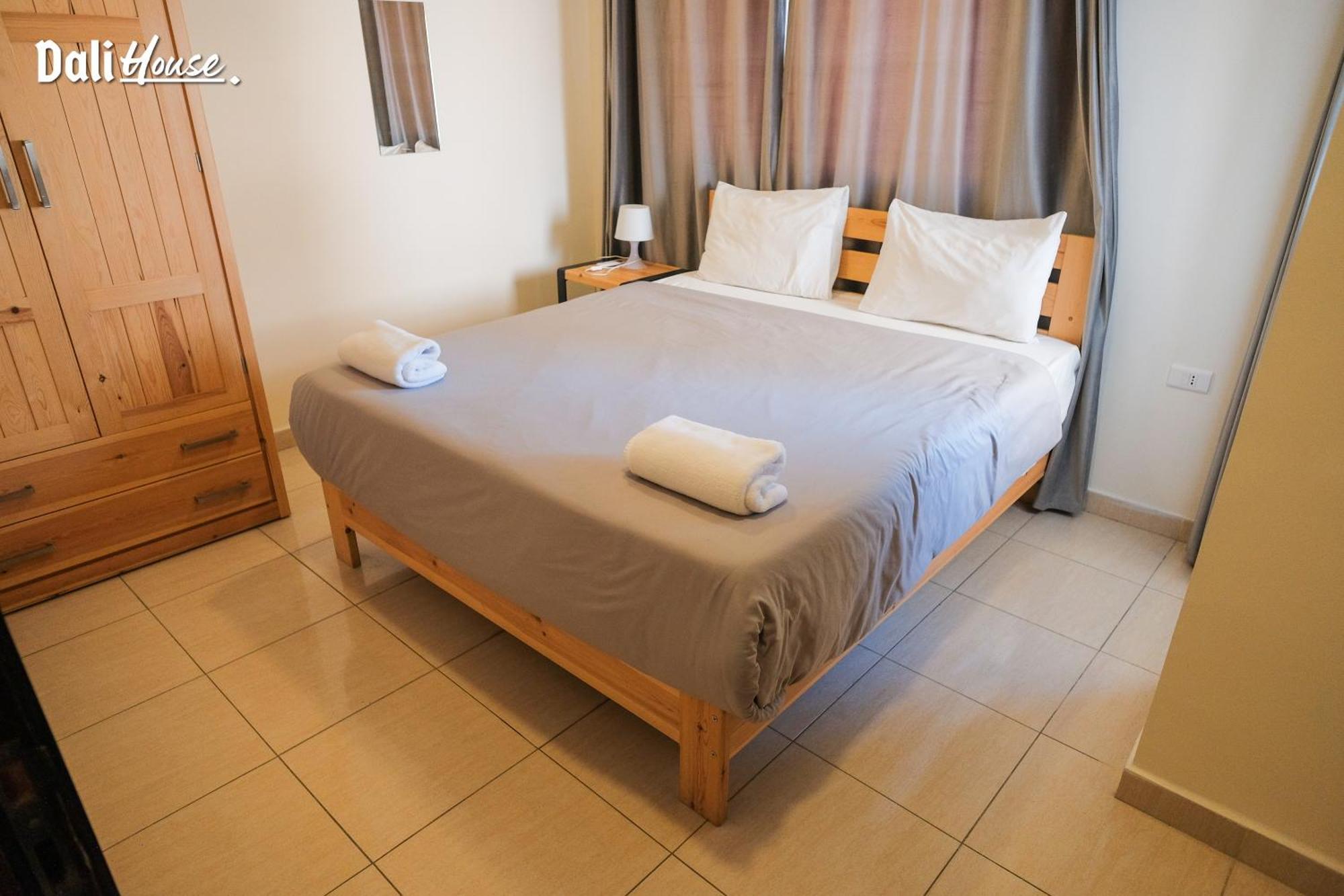 Dali House 3*